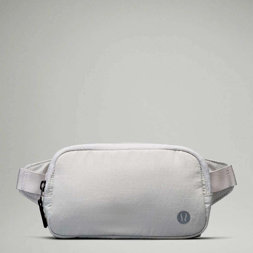NWT Everywhere Belt Bag with Long Strap 1L gray color